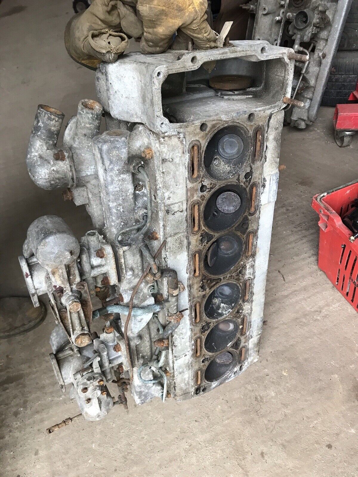 Jaguar MK2 3.8 Cylinder Head with Carburettors_4