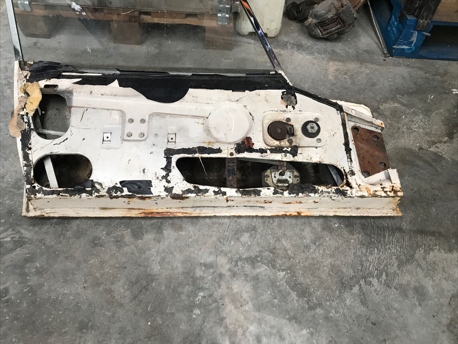 Jaguar E-Type S2 2+2 Left Hand Door_3