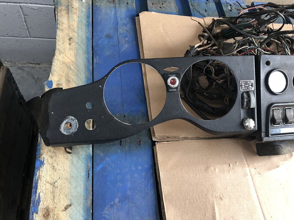 Jaguar E-Type Series 2 4.2 Center Dash_4